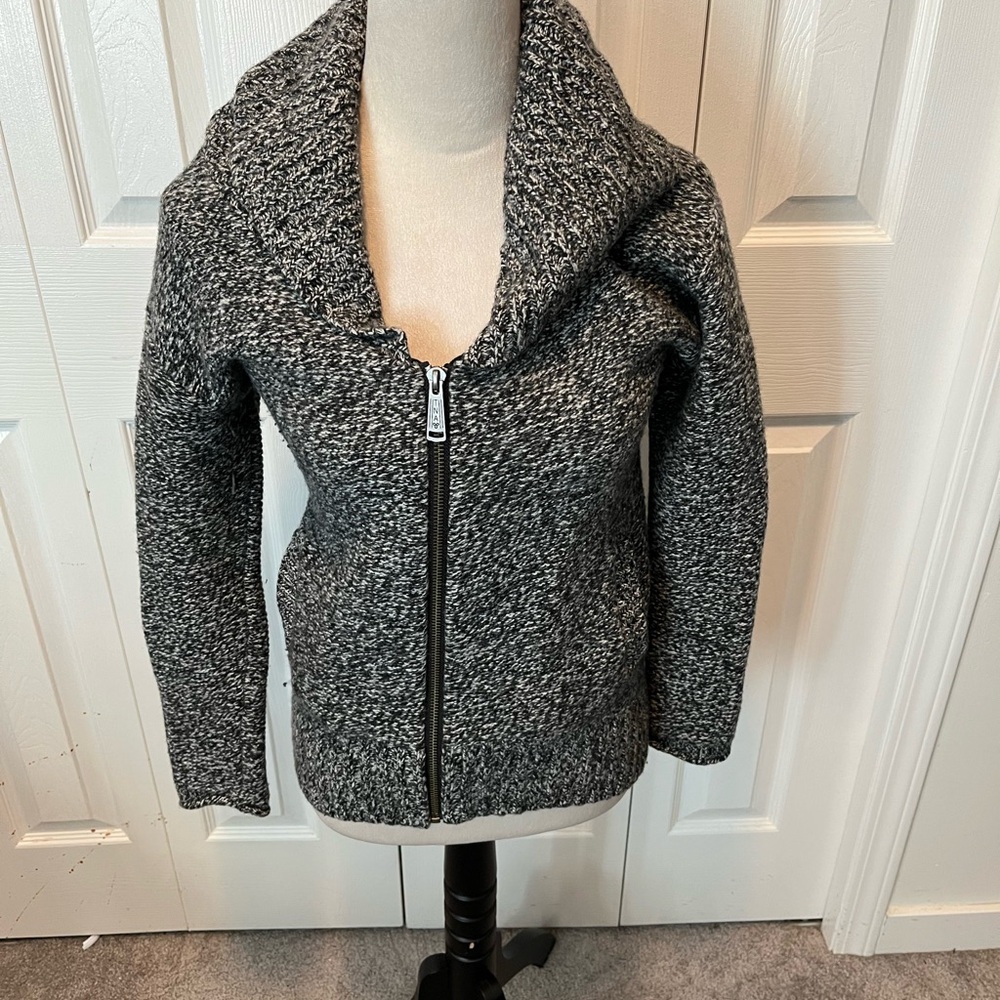 TNA from Aritizia size XS 100% wool zippered cardigan